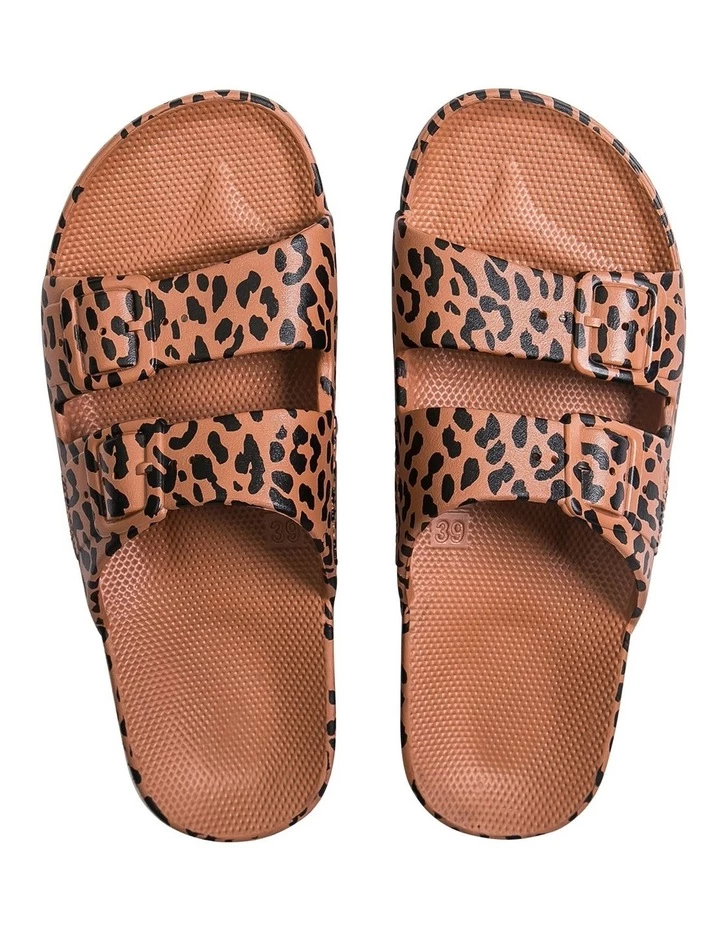 Outlet ๐ Freedom Moses Unisex Leo Toffee Slides ๐คฉ 2 Outlet ๐ Freedom Moses Unisex Leo Toffee Slides ๐คฉ - Image 2